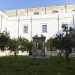 ...porticati affacciati sul chiostro che scorgiamo al nostro ingresso
